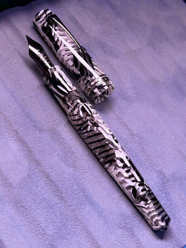 Leonardo mzg skeleton graffiti - mzg,